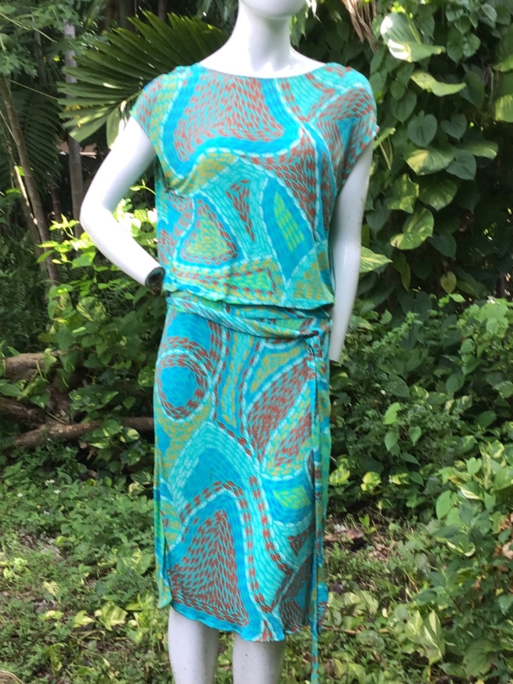 Vintage Issa Dress in flattering style
